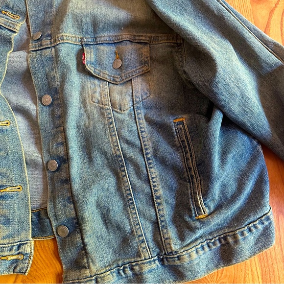 Classic Levi’s Jean Jacket (size M) Purchased in Rome, Italy - Picture 4 of 8
